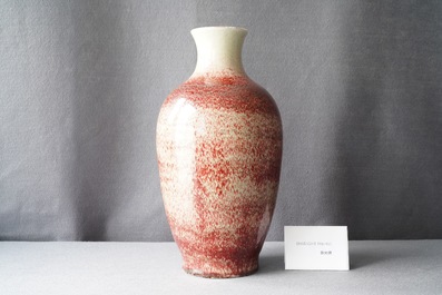 A Chinese monochrome peachbloom-glazed vase, 18/19th C.