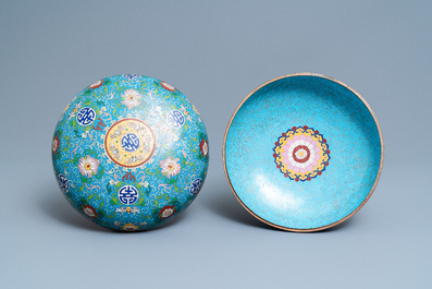 Een ronde Chinese cloisonn&eacute; dekseldoos, 19e eeuw