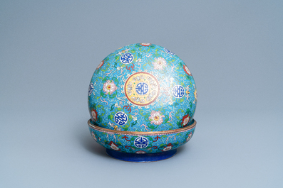 Een ronde Chinese cloisonn&eacute; dekseldoos, 19e eeuw