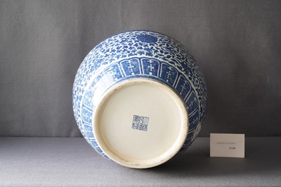 Een grote Chinese blauw-witte 'hu' vaas met florale slingers, Qianlong merk, 19e eeuw