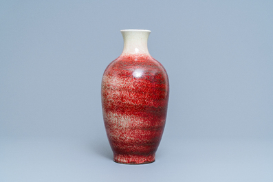 A Chinese monochrome peachbloom-glazed vase, 18/19th C.