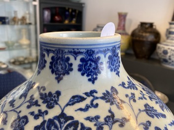 Un grand vase de forme double gourde en porcelaine de Chine en bleu et blanc, 19/20&egrave;me