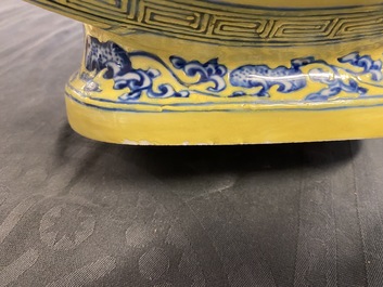 Un vase de forme 'moonflask' en porcelaine de Chine en bleu et blanc sur fond jaune &agrave; d&eacute;cor 'Bajixiang', marque de Yongzheng, 19/20&egrave;me