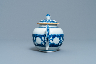 Een Chinese blauw-witte theepot met onderglazuur decor, Yongzheng/Qianlong