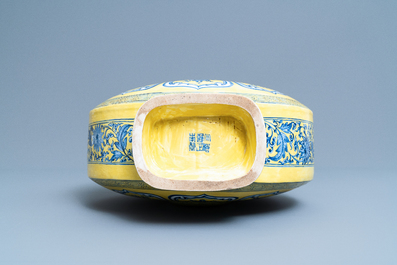 Un vase de forme 'moonflask' en porcelaine de Chine en bleu et blanc sur fond jaune &agrave; d&eacute;cor 'Bajixiang', marque de Yongzheng, 19/20&egrave;me