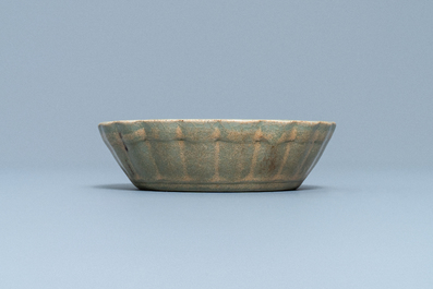 Een Chinese Longquan celadon penselenwasser, Yuan