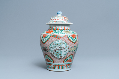 Un vase couvert en porcelaine de Chine wucai, &eacute;poque Transition