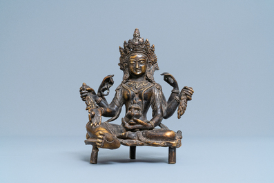 Een Nepalese massieve bronzen figuur van Vasudhara, 19e eeuw