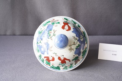 Un grand vase couvert en porcelaine de Chine wucai, &eacute;poque Transition