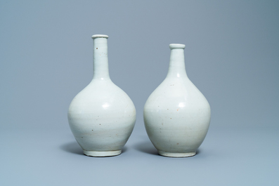 Twee Japanse monochrome witte Arita flessen, Edo, 17e eeuw