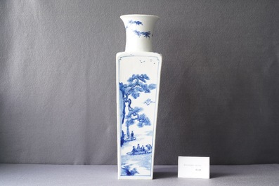 Un vase de forme carr&eacute;e en porcelaine de Chine en bleu et blanc, marque et &eacute;poque de Kangxi