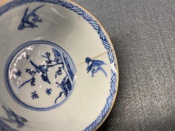 Zes Chinese blauw-witte en koperrode koppen en schotels, Kangxi