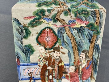 Un vase de forme carr&eacute;e en porcelaine de Chine famille rose, 19&egrave;me