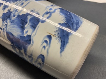 Un vase en porcelaine de Chine en bleu et blanc &agrave; d&eacute;cor d'Immortels, &eacute;poque Transition