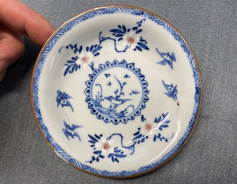 Six tasses et soucoupes en porcelaine de Chine en bleu, blanc et rouge de fer, Kangxi