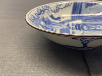 Une coupe en porcelaine de Chine en bleu et blanc &agrave; d&eacute;cor d'une sc&egrave;ne du 'Xi Xiang Ji', marque de Jiajing, Kangxi