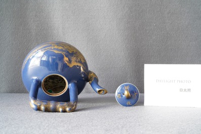 Une th&eacute;i&egrave;re en porcelaine de Chine &agrave; d&eacute;cor dor&eacute; sur fond bleu, marque et &eacute;poque de Qianlong