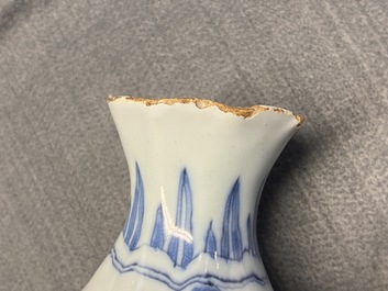 Een octagonale blauw-witte Delftse chinoiserie vaas, eind 17e eeuw