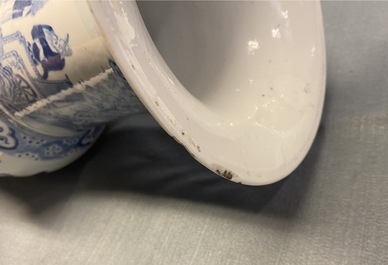 Un vase de forme yenyen en porcelaine de Chine en bleu et blanc, 19&egrave;me