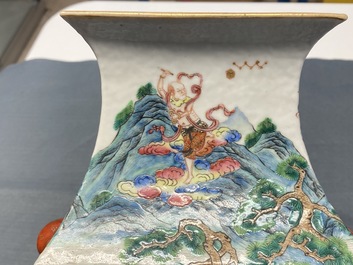 Un vase de forme carr&eacute;e en porcelaine de Chine famille rose, 19&egrave;me