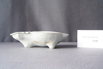 Une coupe en forme de luth en porcelaine de Chine en bleu et blanc de type ko-sometsuke pour le march&eacute; japonais, &eacute;poque Transition