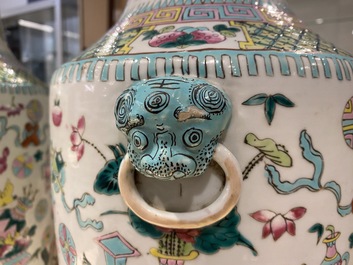 Une paire de vases en porcelaine de Chine famille rose &agrave; d&eacute;cor d'antiquit&eacute;s, 19&egrave;me