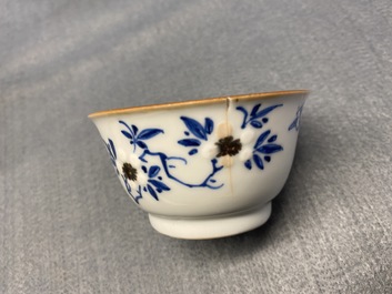 Six tasses et soucoupes en porcelaine de Chine en bleu, blanc et rouge de fer, Kangxi