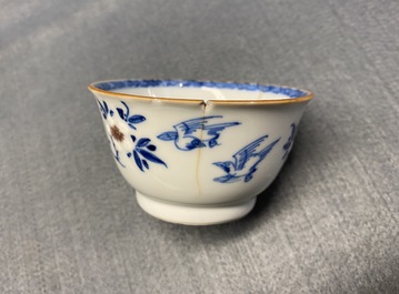 Zes Chinese blauw-witte en koperrode koppen en schotels, Kangxi