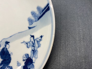 Une assiette en porcelaine de Chine en bleu et blanc &agrave; d&eacute;cor d'immortels, marque et &eacute;poque de Yongzheng