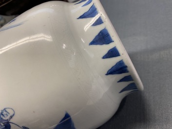 Un vase en porcelaine de Chine en bleu et blanc &agrave; d&eacute;cor d'Immortels, &eacute;poque Transition