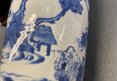 Un vase en porcelaine de Chine en bleu et blanc &agrave; d&eacute;cor d'Immortels, &eacute;poque Transition