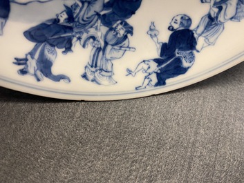 Une assiette en porcelaine de Chine en bleu et blanc &agrave; d&eacute;cor d'immortels, marque et &eacute;poque de Yongzheng