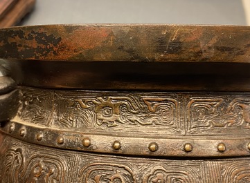 Un grand r&eacute;cipient de type 'Gui' en bronze sur socle en bois, Chine, Yuan