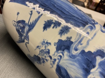 Un vase en porcelaine de Chine en bleu et blanc &agrave; d&eacute;cor d'Immortels, &eacute;poque Transition