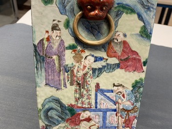 Un vase de forme carr&eacute;e en porcelaine de Chine famille rose, 19&egrave;me