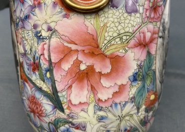 Un vase en porcelaine de Chine famille rose &agrave; d&eacute;cor de paysages en grisaille sur un fond de millefleurs, marque de Qianlong, R&eacute;publique