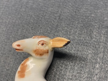 Deux mod&egrave;les de cerfs en porcelaine, probablement Chelsea, Angleterre, 18&egrave;me