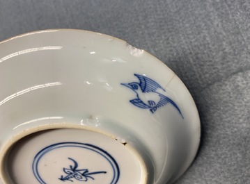 Zes Chinese blauw-witte en koperrode koppen en schotels, Kangxi