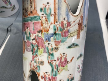 Une paire de porte-chapeaux en porcelaine de Chine famille rose &agrave; d&eacute;cor des '100 gar&ccedil;ons', marque de Qianlong, 19&egrave;me