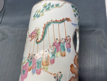 Une paire de porte-chapeaux en porcelaine de Chine famille rose &agrave; d&eacute;cor des '100 gar&ccedil;ons', marque de Qianlong, 19&egrave;me