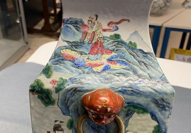 Un vase de forme carr&eacute;e en porcelaine de Chine famille rose, 19&egrave;me