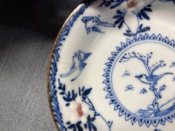 Zes Chinese blauw-witte en koperrode koppen en schotels, Kangxi