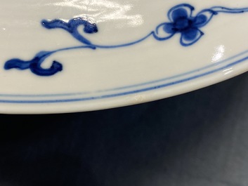 Un bassin en porcelaine de Chine en bleu, blanc et rouge de cuivre, marque de Chenghua, Kangxi