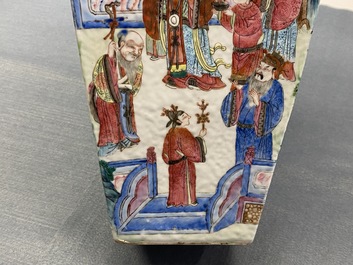 Un vase de forme carr&eacute;e en porcelaine de Chine famille rose, 19&egrave;me