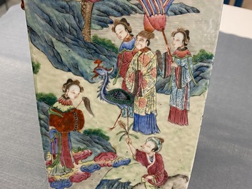 Un vase de forme carr&eacute;e en porcelaine de Chine famille rose, 19&egrave;me