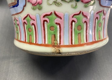 Une paire de vases en porcelaine de Chine famille rose, 19&egrave;me