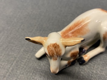 Deux mod&egrave;les de cerfs en porcelaine, probablement Chelsea, Angleterre, 18&egrave;me