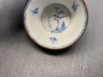 Six tasses et soucoupes en porcelaine de Chine en bleu, blanc et rouge de fer, Kangxi