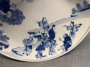 Une assiette en porcelaine de Chine en bleu et blanc &agrave; d&eacute;cor d'immortels, marque et &eacute;poque de Yongzheng