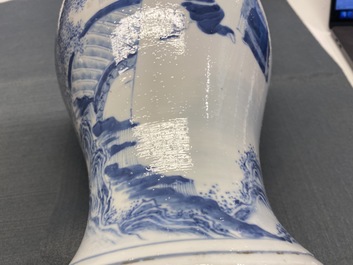 Un vase de forme yenyen en porcelaine de Chine en bleu et blanc, 19&egrave;me